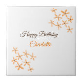 オレンジ色の茶色の花のハッピーバースデー追加の名前のかわいこちゃん タイル (正面)