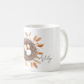 オレンジ色の葉と鳥の巣の中の卵 コーヒーマグカップ (正面右)