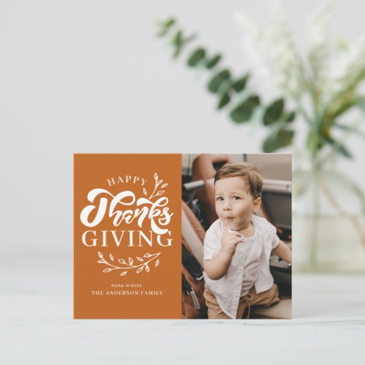 オレンジ色の葉のリース写真ハッピー感謝祭 シーズンポストカード (スタンド正面)