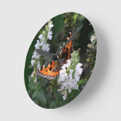 オレンジ色の蝶と白い花 ラウンド壁時計 (傾斜)
