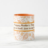 オレンジ色の蝶パターンと幸せな母の日 マグカップ (中央)