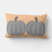 オレンジ色の装飾でトリミングされた2つの銀の灰色のカボチャ ランバークッション (裏面)