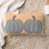 オレンジ色の装飾でトリミングされた2つの銀の灰色のカボチャ ランバークッション (ブランケット)