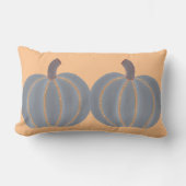 オレンジ色の装飾でトリミングされた2つの銀の灰色のカボチャ ランバークッション (正面)