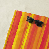 オレンジ色の赤い黄色のストライプ ビーチタオル (インサイチュ)