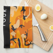 オレンジ色の迷彩自分の名前をパーソナライズ キッチンタオル (四つ折り)