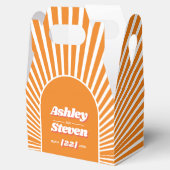 オレンジ色の陽光が降り注ぐレトロでグルーヴィーな70年代風の結婚式 フェイバーボックス (オープン)