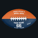 オレンジ色の青い白いサッカーの名前、番号、チーム アメリカンフットボール<br><div class="desc">名前、番号、チカスタムーム名、スローガン、年を使って、独自の白黒オレンジフットボールを作成します。このクラシックシンプルのテンプレートを、カスタム名前、チーム名、年でカスタマイズします。スポーツの記念に、簡単にカカッコいいスタマイズできます。コーチ、男の子パーソナライズされたの誕生日、サッカー選手、チームメート、友人の贈り物を作成します。</div>