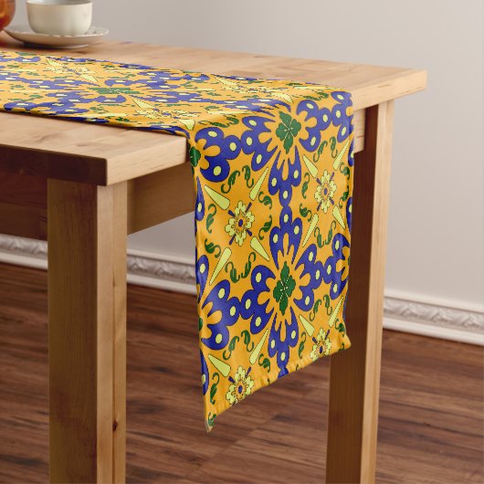 オレンジ色の青と黄色のスペインのタイルパターン ショートテーブルランナー (インサイチュ)