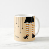 オレンジ色の魔女の脚とハロウィーンの名前のクモ コーヒーマグカップ (正面右)