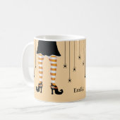 オレンジ色の魔女の脚とハロウィーンの名前のクモ コーヒーマグカップ (正面左)