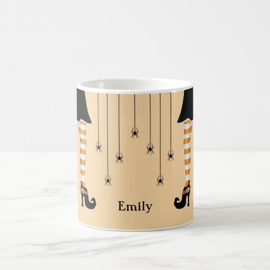 オレンジ色の魔女の脚とハロウィーンの名前のクモ コーヒーマグカップ (中央)