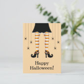 オレンジ色の魔女の脚と蜘蛛のハロウィンお祝いテキスト ポストカード (スタンド正面)