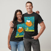 オレンジ色の魚がコーヒーを海に見立ててS Tシャツ (ユニセックス)