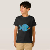 オレンジ色の魚を赤く染めようとしている学校の青い魚 Tシャツ (正面フル)