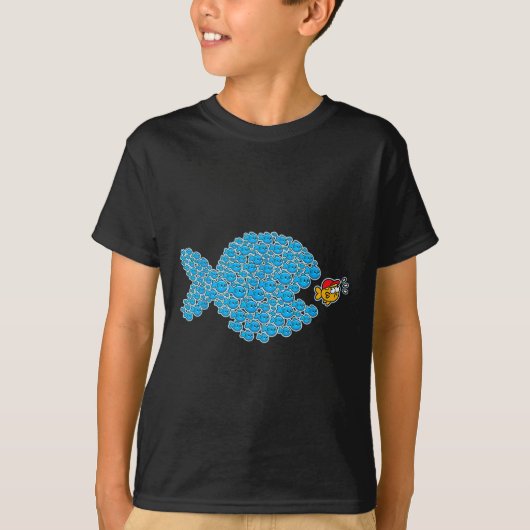 オレンジ色の魚を赤く染めようとしている学校の青い魚 Tシャツ (正面)