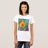 オレンジ色の黄色いバラと朝露 Tシャツ (正面フル)