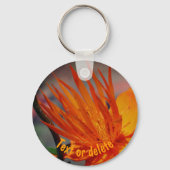 オレンジ色の黄色い花がクローズアップパーソナライズされた キーホルダー (正面)