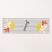 オレンジ色の黄色の白い花と白 ヨガマット (正面(横))