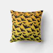 オレンジ色の黒いこうもりハロウィンパターンファミリー名 クッション (裏面)