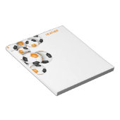 オレンジ色の黒いサッカーボールのアクセント名前をカスタムする ノートパッド (アングル)