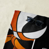 オレンジ色の黒いチームカラーのバスケットボールがたくさんある ビーチタオル (インサイチュ)