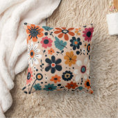 オレンジ色の黒い花パターンのベージュ背景 クッション (ブランケット)