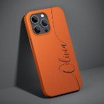 オレンジ色の黒エレガントい書道のスクリプト名 Case-Mate iPhone 14ケース<br><div class="desc">オレンジのきらめくエレガント白の書道のスクリプトのタイポグラフィ名カスタムiPhone 14電話のケースはトレンディーとデザインを備えていますモダンと、手のきらめくを持つ書道のを持つをメタリックなオレンジ色のの背景。©Evco Studio www.zazzle.com/store/evcostudioによる設計</div>