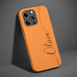 オレンジ色の黒エレガントい書道のスクリプト名 Case-Mate iPhone 14ケース<br><div class="desc">オレンジブラック書エレガント道スクリプトの名前カスタムiPhone 14電話のケースは、あなたの名前を手に持つトレンディーとデザインを持つタイポグラフィとを持つオレンジブラック書のスクリプトのをオレンジ色の背景にモダン。©Evco Studio www.zazzle.com/store/evcostudioによる設計</div>