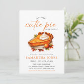 オレンジ色の かわいいパイのデザインが特徴的な、秋のベイビーシャワーの招待状 (スタンド正面)