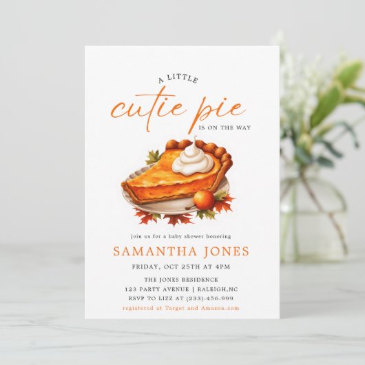 オレンジ色の かわいいパイのデザインが特徴的な、秋のベイビーシャワーの招待状 (スタンド正面)