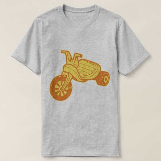 オレンジ色プラスチック三輪車グラフィック Tシャツ (デザイン正面)