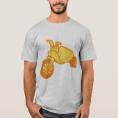 オレンジ色プラスチック三輪車グラフィック Tシャツ (正面)