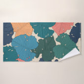 オレンジ葉色、ピンク、ブルーの手描きモンステラ バスタオル (バスタオル)