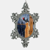 オレンジ虎猫猫の赤い点のクリスマス スノーフレークピューターオーナメント (左)