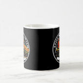 オレンジ遊色の黒いディーゼル列車を使用して未だ コーヒーマグカップ (中央)