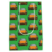 オレンジ電気自動車SUV車のグリーンバックグラウンド ミディアムペーパーバッグ (裏面)