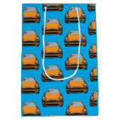 オレンジ電気自動車SUV車の青の背景 ミディアムペーパーバッグ (裏面)