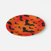 オレンジ飛んでいる色の背景の漫画こうもり ペーパープレート (アングル)