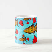 オレンジ魚および赤いハートが付いているマグ! コーヒーマグカップ (中央)