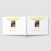 オレンジ黄色のレトロ写真で幸せな結婚したカップル ゲストブック (全面)