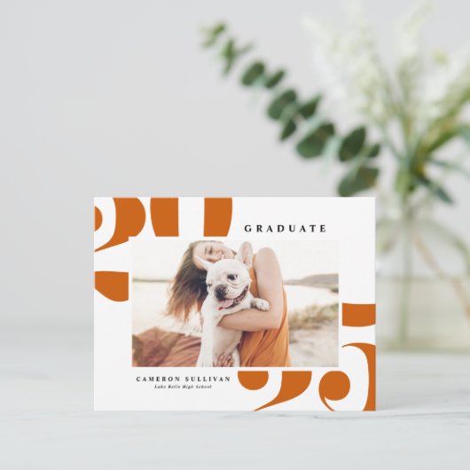 オレンジ2025はっきりしたタイポグラフィ写真卒業 案内ポストカード (スタンド正面)