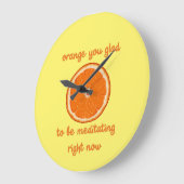 オレンジ　あなたは今瞑想していることに感謝しているかい ラージ壁時計 (傾斜)