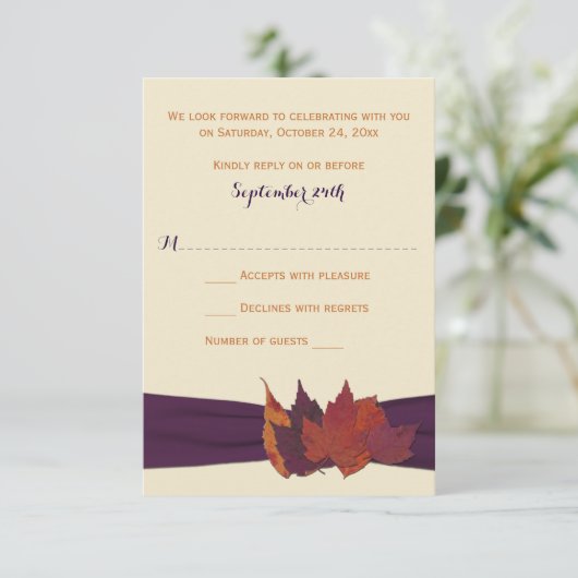 オレンジ、アイボリー、紫色の乾燥した葉のウェディングRSVP 出欠カード (スタンド正面)