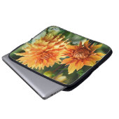 オレンジ&イエローダリアガーデンフラワーズモノグラム ラップトップスリーブ (正面下部)