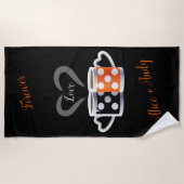 オレンジ+ブラックコーヒーカラートレンディーデザインポップ・アートのART ビーチタオル (正面)