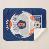 オレンジ、ホワイト、ブルーのシャーパにサッカーボール空白の シェルパブランケット (正面(横))