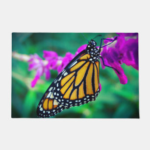 オレンジ(昆虫)オオカバマダラ、モナーク蝶の紫色の花の写真はっきりした ドアマット