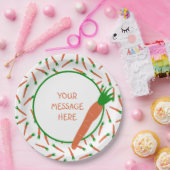 オレンジ、緑、白のニンジンのパターン(の模様が)あるプリント ペーパープレート (パーティー)