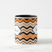 オレンジ、黒、白の波状の波形のパーソナライズドストライプマグ マグカップ (中央)